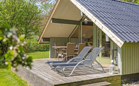 Hilla - 31Km from the Sea: Domicile, Chalet, Porche, Dur, Siding, Plate-Forme, Ombre, Planche, Biens, Batiments Jardin