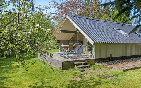 Hilla - 31Km from the Sea: Toit, Chalet, Domicile, Batiments Jardin, Cabanon, Siding, Jardin, Ferme, Ombre, Pelouse