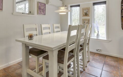 Josina - 32Km from the Sea: Meubles, Sol, Design Intérieur, Sol, Bois, Salle À Manger, Table, Table Cuisine Et Salle A Manger, Plafond, Parquet