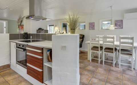 Josina - 32Km from the Sea: Sol, Design Intérieur, Sol, Meubles, Bois, Plafond, Principaux Appliance, Cuisine, Comptoir, Pièce