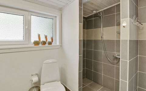 Josina - 32Km from the Sea: Sol, Mur, Luminaire Plomberie, Sol, Salle De Bains, Design Intérieur, Toilette, Plafond, Siège De Toilette, Plomberie