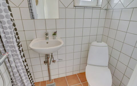 Øthi: Salle De Bains, Luminaire Plomberie, Siège De Toilette, Sol, Sol, Toilette, Design Intérieur, Lavabo, Plomberie, Évier