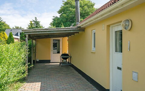Øthi: Domicile, Zone Résidentielle, Maison, Arbuste, Porte, Chalet, Siding, Cour, Jardin, Arrière-Cour