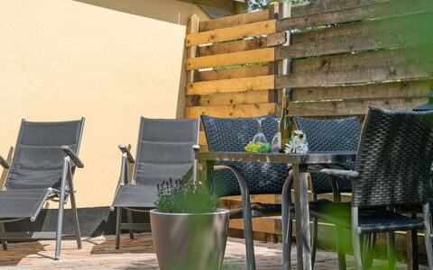 Øthi: Meubles, Mobilier De Jardin, Chaise, Pot De Fleur, Jardin, Tableau De Plein Air, Plante D'Appartement, Dur, Patio, Tache De Bois