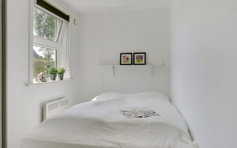 Øthi: Mur, Chambre, Lit, Design Intérieur, Sol, Sol, Plafond, Drap De Lit, Literie, Meubles