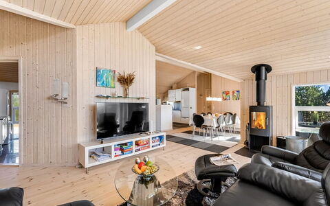 Haagen - 600M to the Fjord: Meubles, Design Intérieur, Sol, Bois, Sol, Plafond, Parquet, Chaise, Table, Éclairage