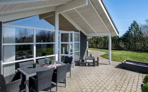 Haagen - 600M to the Fjord: Meubles, Design Intérieur, Sol, Bois, Sol, Plafond, Parquet, Chaise, Table, Éclairage