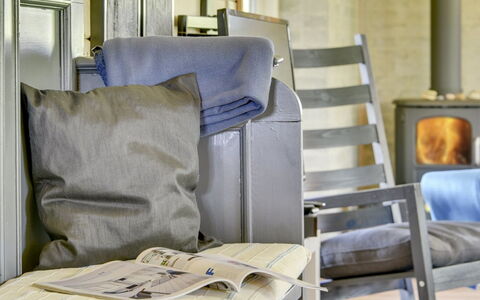 Fenja - 500M to the Fjord: Meubles, Design Intérieur, Sol, Chaise, Coussin, Sol, Throw Pillow, Pièce, Salon