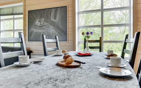 Fenja - 500M to the Fjord: Meubles, Sol, Bois, Design Intérieur, Table, Table Cuisine Et Salle A Manger, Chaise, Salle À Manger, Sol, Pièce