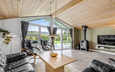Ingbritt - 700M to the Fjord: Plafond, Design Intérieur, Canapé, Sol, Meubles, Salon, Sol, Chaise, Pièce