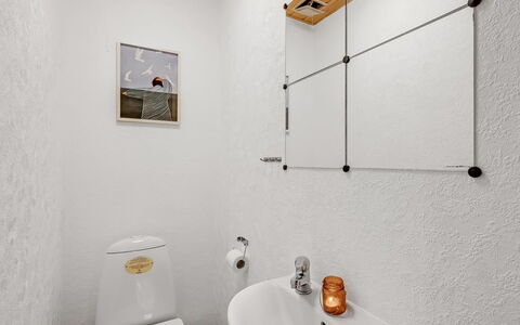 Ingbritt - 700M to the Fjord: Mur, Luminaire Plomberie, Salle De Bains, Sol, Design Intérieur, Sol, Plafond, Plomberie, Robinet, Pièce