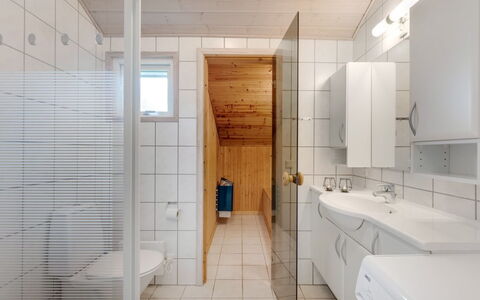 Picabo - 750M to the Fjord: Sol, Sol, Mur, Design Intérieur, Luminaire Plomberie, Bois, Plafond, Salle De Bains, Évier, Pièce