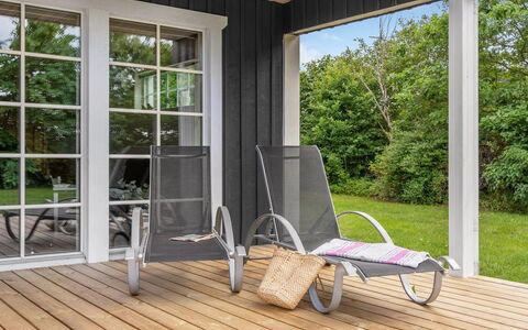 Adelia - 850M to the Fjord: Bois, Meubles, Porche, Mobilier De Jardin, Sol, Chaise, Sol, Parquet, Porte, Dur
