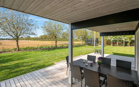 Adelia - 850M to the Fjord: Porche, Lot Terre, Domicile, Ombre, Jardin, Plate-Forme, Patio, Plafond, Arrière-Cour, Structure En Plein Air