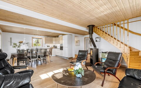 Adelia - 850M to the Fjord: Bois, Sol, Plafond, Design Intérieur, Sol, Parquet, Meubles, Pièce, Canapé, Salon