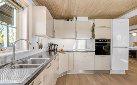 Adelia - 850M to the Fjord: Cuisine, Comptoir, Sol, Design Intérieur, Bois, Appareil De Cuisine, Plafond, Parquet, Évier, Principaux Appliance