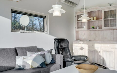 Ingward - 300M to the Fjord: Meubles, Design Intérieur, Luminaire, Mur, Sol, Plafond, Sol, Éclairage, Pièce, Salon