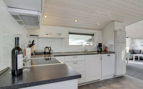 Ingward - 300M to the Fjord: Luminaire Plomberie, Comptoir, Robinet, Évier, Plomberie, Cuisine, Principaux Appliance, Evier, Cabinetry, Électroménager