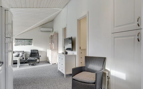 Ingward - 300M to the Fjord: Meubles, Design Intérieur, Sol, Plafond, Sol, Pièce, Domicile, Éclairage, Appartement, Salon