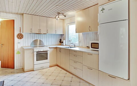 Leny - 450M to the Fjord: Sol, Bois, Sol, Cabinetry, Cuisine, Design Intérieur, Appareil De Cuisine, Comptoir, Principaux Appliance, Plafond
