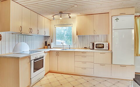 Leny - 450M to the Fjord: Sol, Bois, Cuisine, Comptoir, Design Intérieur, Sol, Cabinetry, Plafond, Meubles, Appareil De Cuisine