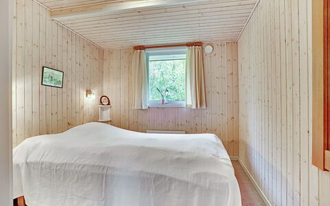 Leny - 450M to the Fjord: Bois, Sol, Chambre, Sol, Plafond, Design Intérieur, Lit, Pièce, Drap De Lit, Literie