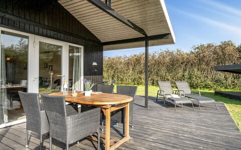 Holm - 700M to the Fjord: Chalet, Domicile, Maison, Toit, Porche, Biens, Siding, Batiments Jardin, Ferme, Cour