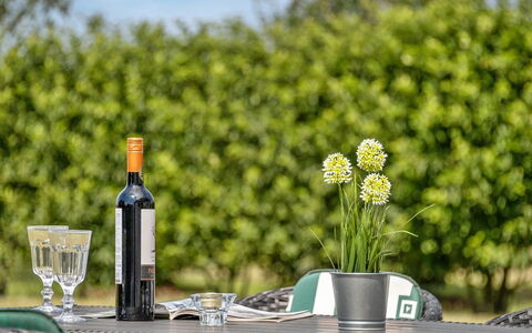 Timotej - 75M to the Fjord: Vaisselle, Drinkware, Bouteille, Table, Meubles, Du Vin, Serveware, Bar