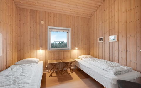 Ellis - 700M to the Fjord: Bois, Plafond, Chambre, Sol, Dur, Planche, Tache De Bois, Lit, Literie, Parquet
