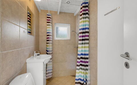 Heide - 750M to the Fjord: Sol, Siège De Toilette, Mur, Salle De Bains, Design Intérieur, Sol, Luminaire Plomberie, Toilette, Plafond, Pièce