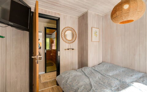Nelina - 950M to the Fjord: Bois, Sol, Sol, Chambre, Design Intérieur, Lit, Plafond, Tache De Bois, Pièce, Cadre De Lit
