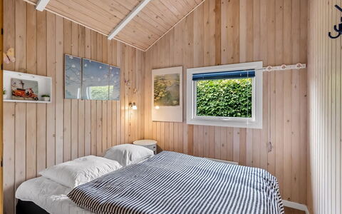 Remo - 990M to the Fjord: Bois, Domicile, Chambre, Design Intérieur, Plafond, Lit, Dur, Tache De Bois, Literie, Chalet
