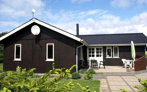 Theodor - 180M to the Fjord: Bâtiment, Fenêtre, Maison, Toit, Domicile, Chalet, Zone Résidentielle, Porte, Siding, Pelouse