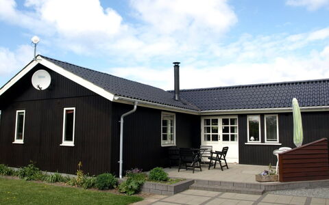 Theodor - 180M to the Fjord: Toit, Maison, Domicile, Chalet, Siding, Porte, Cour, Pelouse, Ferme, Jardin