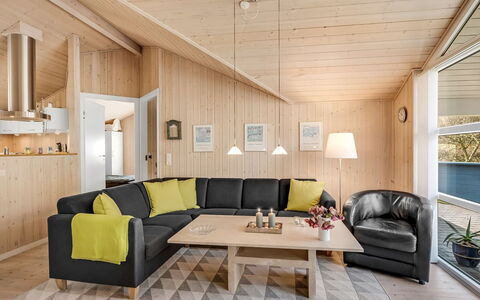 Tobbi - 1.1Km to the Fjord: Design Intérieur, Meubles, Sol, Bois, Canapé, Plafond, Salon, Sol, Parquet, Pièce