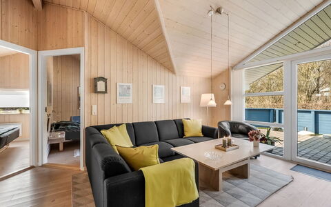Tobbi - 1.1Km to the Fjord: Bois, Domicile, Chalet, Plafond, Dur, Parquet, Planche, Cabane En Rondins, Tache De Bois, Salon