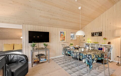 Tobbi - 1.1Km to the Fjord: Bois, Design Intérieur, Meubles, Plafond, Pièce, Sol, Salon, Sol, Domicile, Luminaire