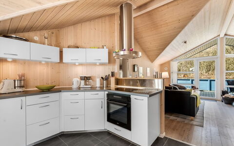 Tobbi - 1.1Km to the Fjord: Cuisine, Bois, Plafond, Design Intérieur, Comptoir, Luminaire, Domicile, Meubles, Table Cuisine Et Salle A Manger, Principaux Appliance