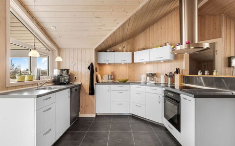 Tobbi - 1.1Km to the Fjord: Cuisine, Comptoir, Bois, Principaux Appliance, Appareil De Cuisine, Design Intérieur, Plafond, Évier, Sol, Meubles