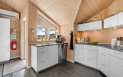 Tobbi - 1.1Km to the Fjord: Bois, Cuisine, Plafond, Principaux Appliance, Design Intérieur, Comptoir, Domicile, Cabinetry, Appareil De Cuisine, Pièce