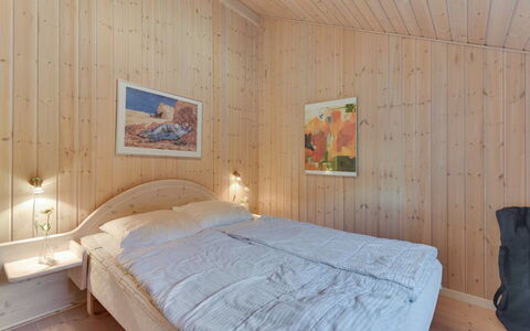 Tobbi - 1.1Km to the Fjord: Bois, Plafond, Design Intérieur, Chambre, Sol, Pièce, Sol, Lit, Drap De Lit, Domicile