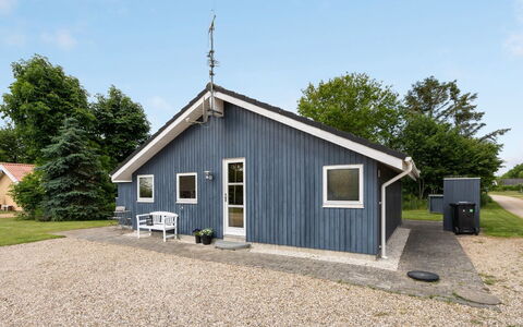 Jarik - 1.2Km to the Fjord: Meubles, Design Intérieur, Sol, Bois, Sol, Plafond, Parquet, Chaise, Table, Éclairage