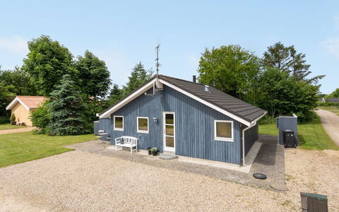 Jarik - 1.2Km to the Fjord: Meubles, Design Intérieur, Sol, Bois, Sol, Plafond, Parquet, Chaise, Table, Éclairage