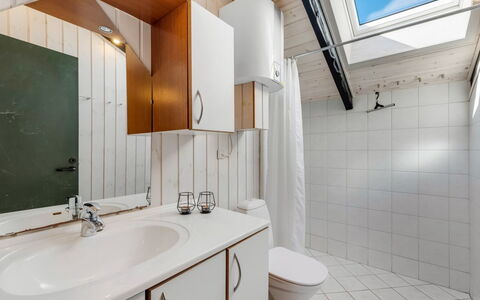 Throkil - 450M to the Fjord: Luminaire Plomberie, Évier, Sol, Sol, Plafond, Design Intérieur, Salle De Bains, Robinet, Lavabo, Plomberie