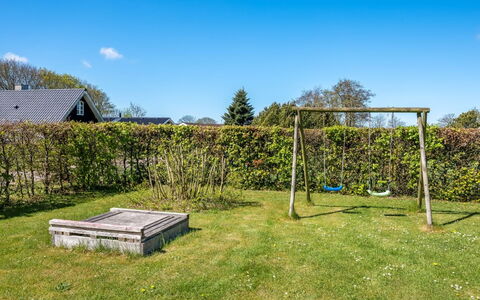 Throkil - 450M to the Fjord: Herbe, Arbuste, Lot Terre, Jardin, Pelouse, Couverture De Sol, Prairie, Ombre, Aménagement Paysager