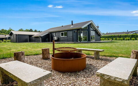 Leeve - 1.4Km to the Fjord: Toit, Maison, Domicile, Chalet, Porte, Siding, Plate-Forme, Porche, Planche, Dur