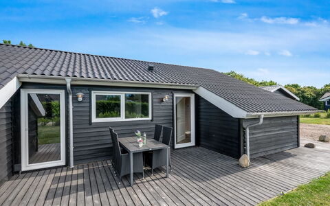Leeve - 1.4Km to the Fjord: Toit, Maison, Domicile, Chalet, Porte, Siding, Plate-Forme, Porche, Planche, Dur