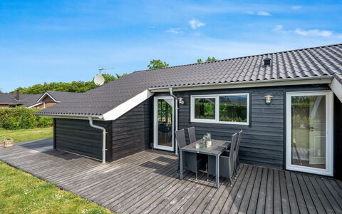 Leeve - 1.4Km to the Fjord: Toit, Maison, Domicile, Chalet, Porte, Siding, Plate-Forme, Porche, Planche, Dur