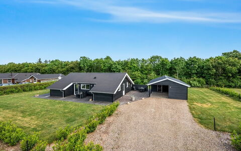 Leeve - 1.4Km to the Fjord: Toit, Maison, Domicile, Chalet, Porte, Siding, Plate-Forme, Porche, Planche, Dur