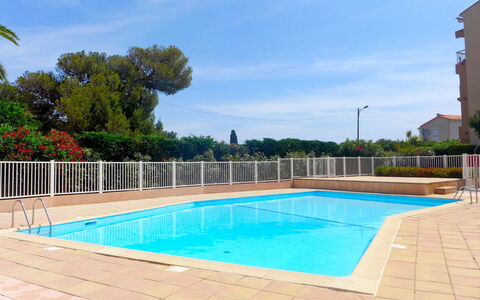 Saint Aygulf 100: L'Eau, Ciel, Nuage, Propriété, Jour, Piscine, Plante, Bleu Azur, Ombre, Arbre